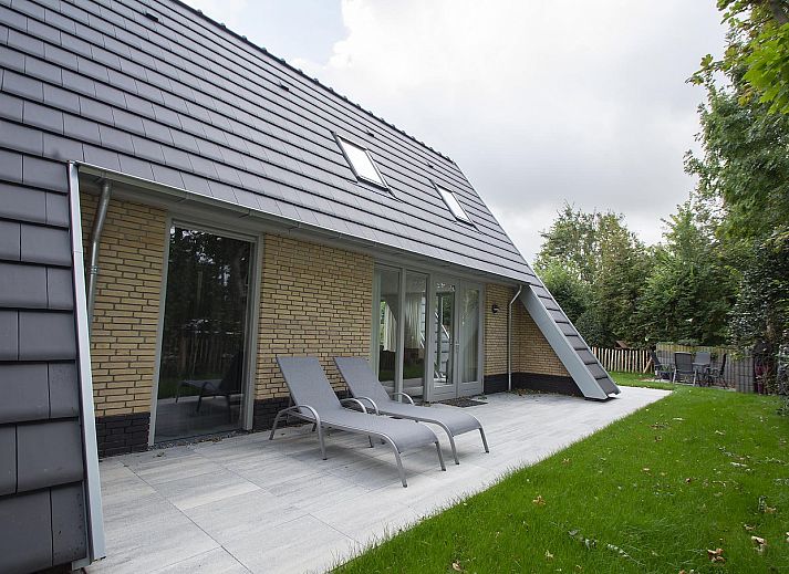 Vorderansicht von Sandepark 171 Groote Keeten, Ferienhaus in Callantsoog mit moderner Architektur an der Nordseekueste, Nordholland.