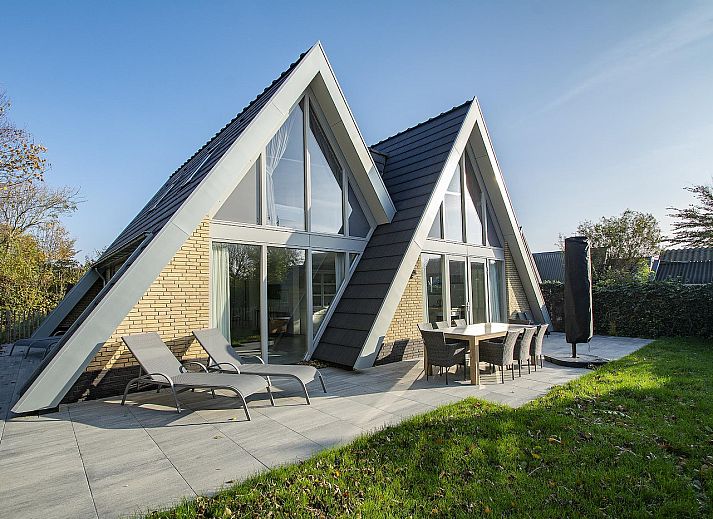 Vorderansicht von Sandepark 171 Groote Keeten, Ferienhaus in Callantsoog mit moderner Architektur an der Nordseekueste, Nordholland.