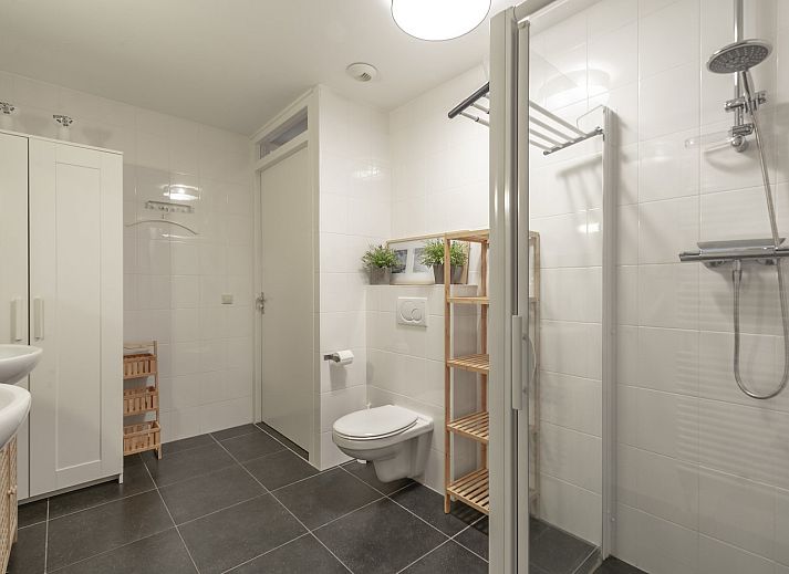 Kitchen and dining area in Beach Life 006 Groote Keeten, Callantsoog, with contemporary decor.