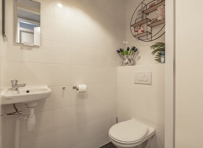 Kitchen and dining area in Beach Life 006 Groote Keeten, Callantsoog, with contemporary decor.