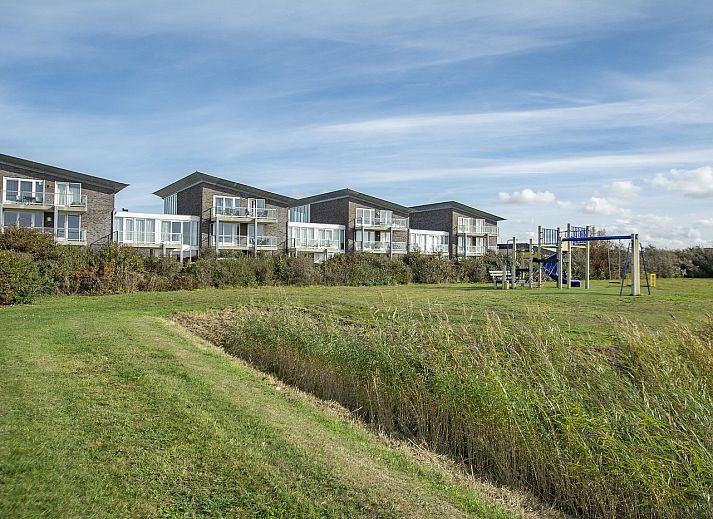 Strandleben 103 Groote Keeten Ferienhaus in Callantsoog mit stilvollem Wohnzimmer und viel natuerlichem Licht.