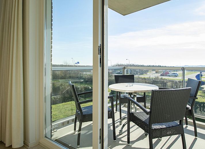 Strandleben 103 Groote Keeten Ferienhaus in Callantsoog mit stilvollem Wohnzimmer und viel natuerlichem Licht.