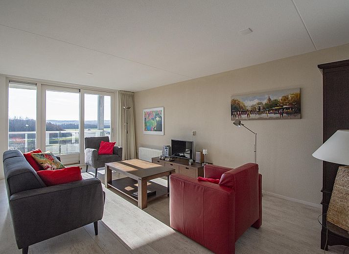 Strandleben 103 Groote Keeten Ferienhaus in Callantsoog mit stilvollem Wohnzimmer und viel natuerlichem Licht.