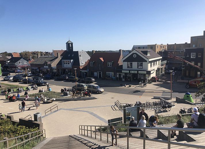Geniessen Sie die Terrasse der Suite Duinzicht Callantsoog mit Blick auf die Duenen, Nordseekueste, Nordholland.