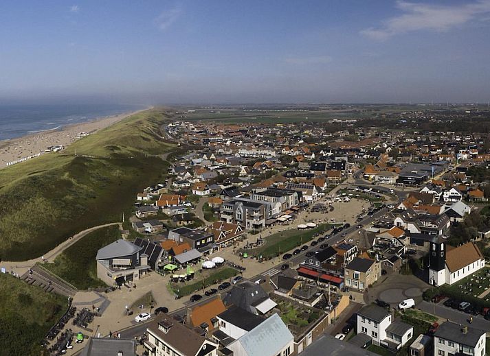 Geniessen Sie die Terrasse der Suite Duinzicht Callantsoog mit Blick auf die Duenen, Nordseekueste, Nordholland.