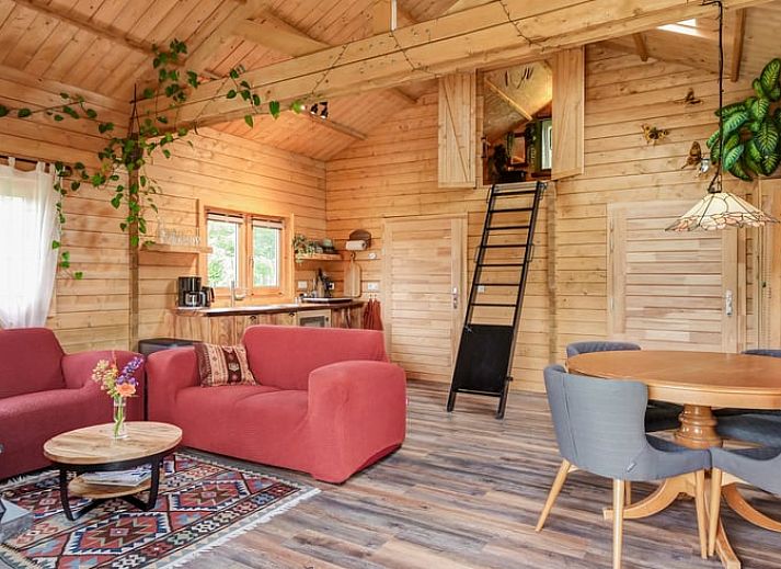 Geniessen Sie die sonnige Veranda des Ferienhauses in Callantsoog, Nordseekueste, Nordholland mit bequemen Sitzgelegenheiten.