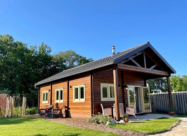 Geniessen Sie die sonnige Veranda des Ferienhauses in Callantsoog, Nordseekueste, Nordholland mit bequemen Sitzgelegenheiten.