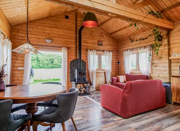 Geniessen Sie die sonnige Veranda des Ferienhauses in Callantsoog, Nordseekueste, Nordholland mit bequemen Sitzgelegenheiten.