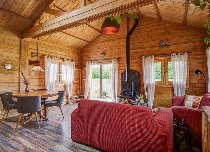 Gemuetliches Interieur des Ferienhauses in Callantsoog, Nordseekueste, Nordholland mit Holzinterieur und modernen Annehmlichkeiten.