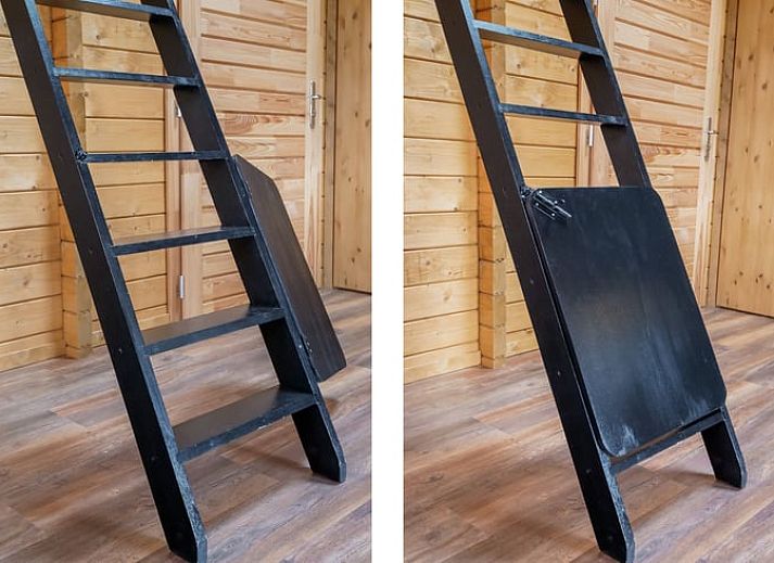 Gemuetliches Interieur des Ferienhauses in Callantsoog, Nordseekueste, Nordholland mit Holzinterieur und modernen Annehmlichkeiten.