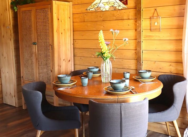 Rustikales Ferienhaus in Callantsoog, Nordseekueste, Nordholland, umgeben von gruener Natur und einer einladenden Terrasse.