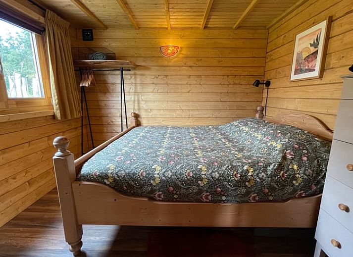 Geraeumiges Esszimmer im Ferienhaus in Callantsoog, Nordseekueste, Nordholland mit Blick auf die umliegende Landschaft.