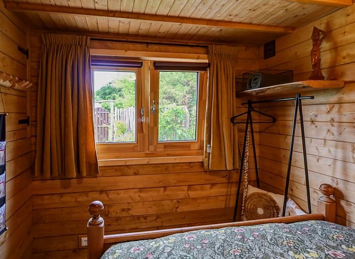 Geraeumiges Esszimmer im Ferienhaus in Callantsoog, Nordseekueste, Nordholland mit Blick auf die umliegende Landschaft.