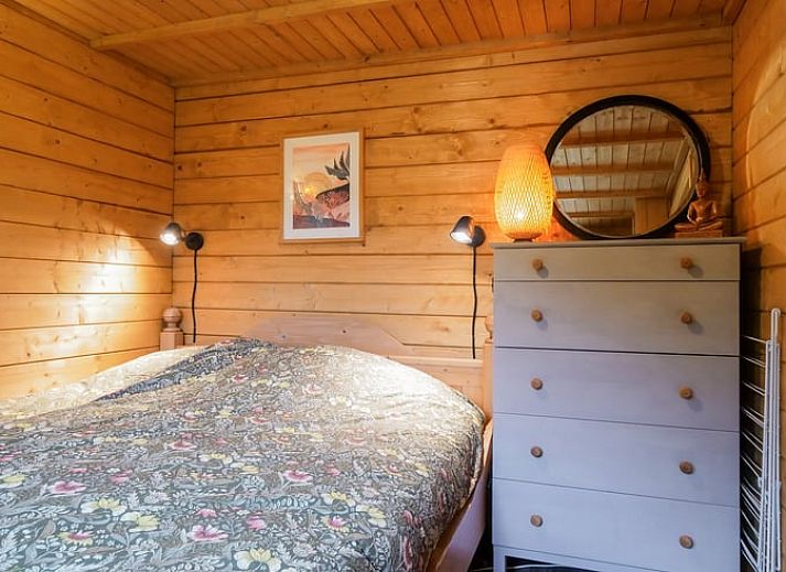 Geraeumiges Esszimmer im Ferienhaus in Callantsoog, Nordseekueste, Nordholland mit Blick auf die umliegende Landschaft.