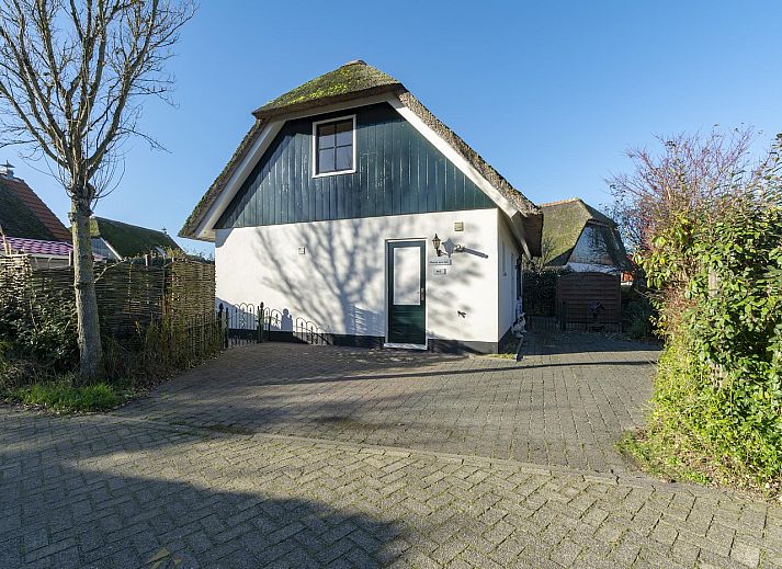 Buitenplaats 145 Callantsoog Ferienhaus mit Reetdach in der nordhollaendischen Kuestenlandschaft.