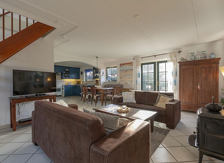 Spielplatz mit Basketballfeld im Ferienhaus Buitenplaats 145 Callantsoog an der Nordseekueste.