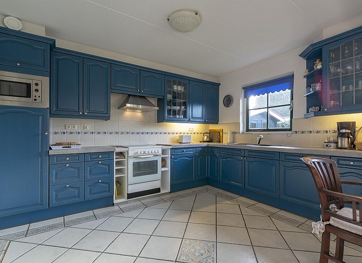 Luftaufnahme der Ferienhaeuser Buitenplaats 145 Callantsoog in gruener Umgebung an der Nordseekueste.