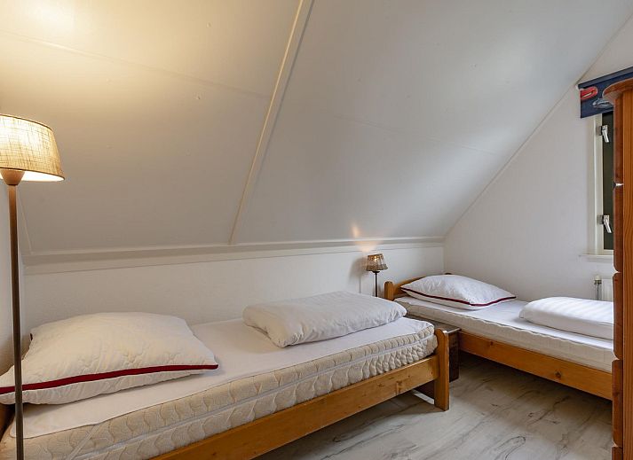 Vorderansicht des Ferienhauses Buitenplaats 145 Callantsoog in Nordholland mit Auffahrt.