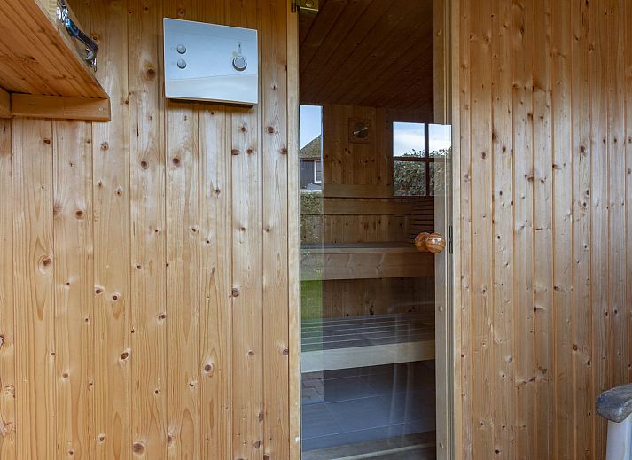 Vorderansicht des Ferienhauses Buitenplaats 145 Callantsoog in Nordholland mit Auffahrt.