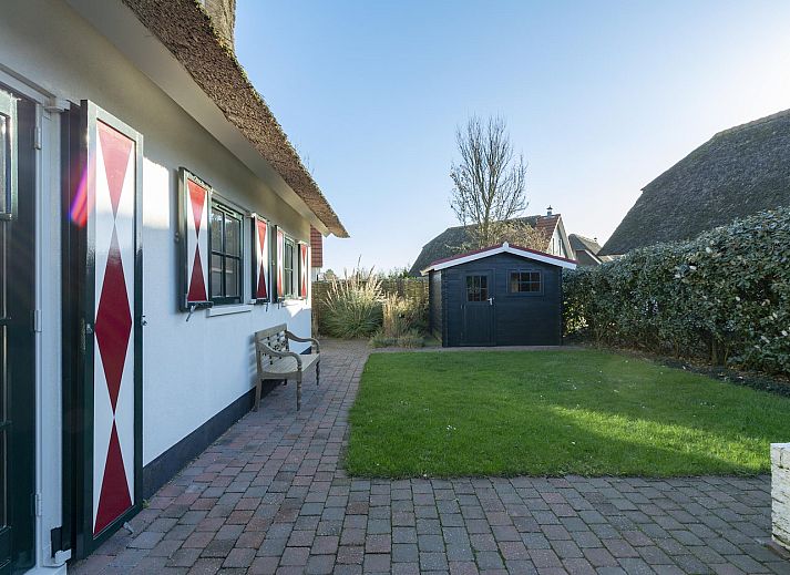 Vorderansicht des Ferienhauses Buitenplaats 145 Callantsoog in Nordholland mit Auffahrt.