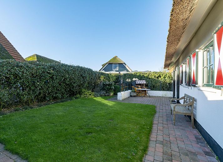 Vorderansicht des Ferienhauses Buitenplaats 145 Callantsoog in Nordholland mit Auffahrt.