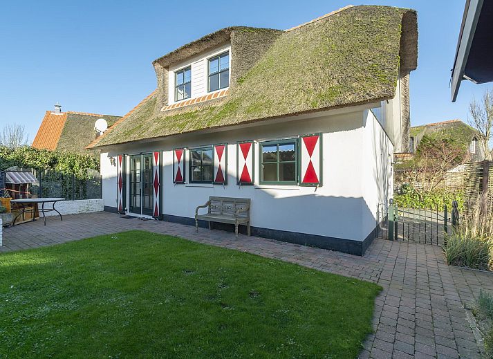 Gemuetliches Wohnzimmer im Ferienhaus Buitenplaats 145 Callantsoog mit Kamin und Sofas.