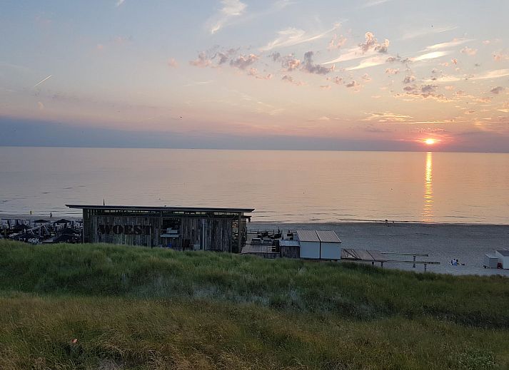 Gemuetliches Wohnzimmer im Ferienhaus Buitenplaats 145 Callantsoog mit Kamin und Sofas.