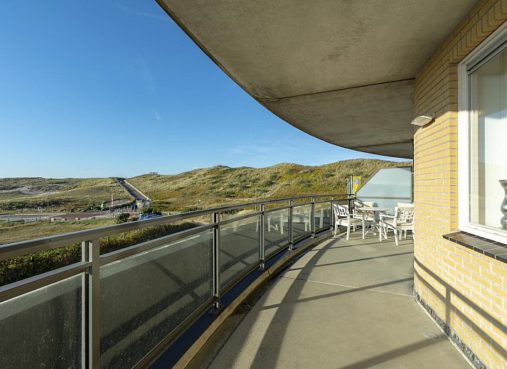 Gezellige woonkamer in vakantiehuis Wijde Blick 206 Callantsoog aan de Noordzeekust, met uitzicht op duinen.