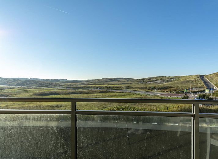 Gezellige woonkamer in vakantiehuis Wijde Blick 206 Callantsoog aan de Noordzeekust, met uitzicht op duinen.
