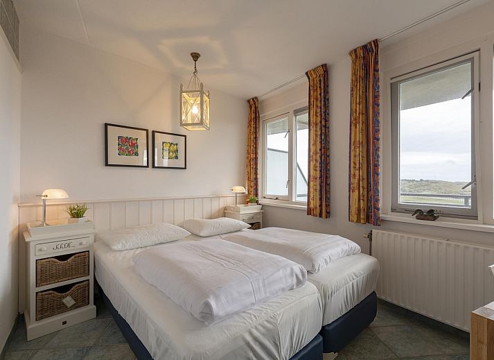 Ruim balkon van vakantiehuis Wijde Blick 206 Callantsoog met uitzicht op de duinen aan de Noordzeekust.