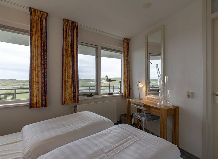 Ruim balkon van vakantiehuis Wijde Blick 206 Callantsoog met uitzicht op de duinen aan de Noordzeekust.