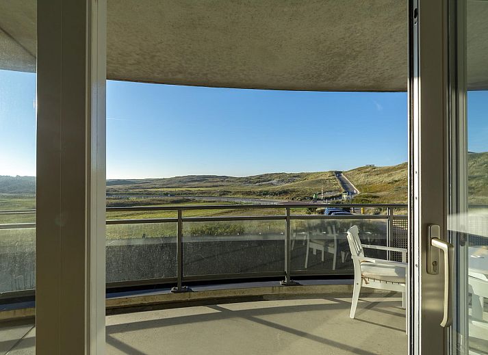 Ruim balkon van vakantiehuis Wijde Blick 206 Callantsoog met uitzicht op de duinen aan de Noordzeekust.