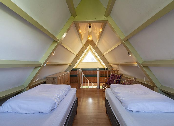 Zijaanzicht van Sandepark 093 Groote Keeten vakantiehuis in Callantsoog, omringd door natuur.