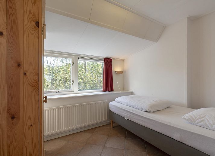 Zijaanzicht van Sandepark 093 Groote Keeten vakantiehuis in Callantsoog, omringd door natuur.