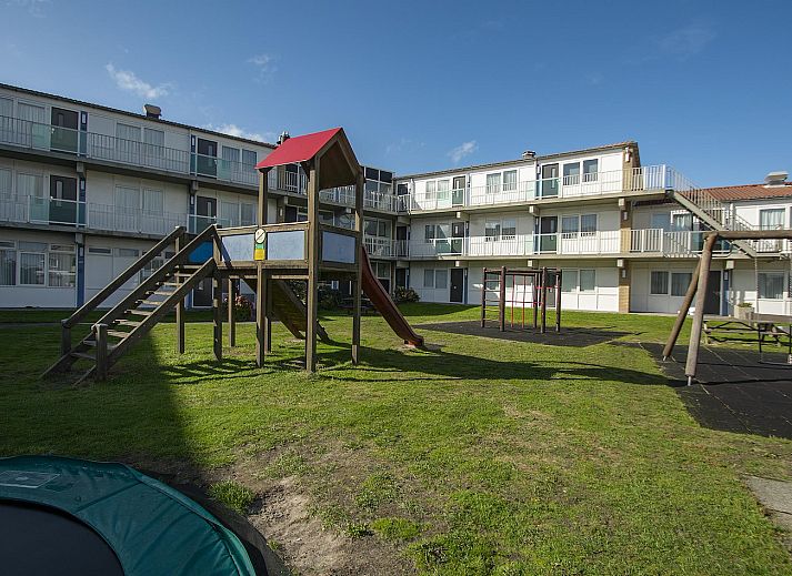 Wohnzimmer von Beach Apartment 08 Callantsoog mit moderner Einrichtung in Nordholland.