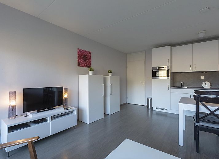 Wohnzimmer von Beach Apartment 08 Callantsoog mit moderner Einrichtung in Nordholland.