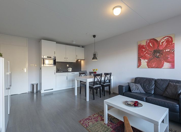 Gemuetlicher Essbereich im Beach Apartment 08 Callantsoog mit Blick in den Garten.