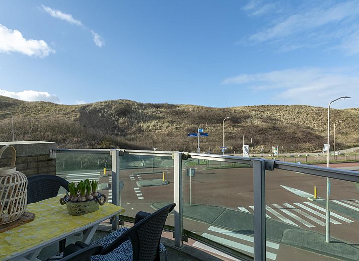 Modern eingerichtete Essecke im Beach Apartment 36 Callantsoog, Nordholland.