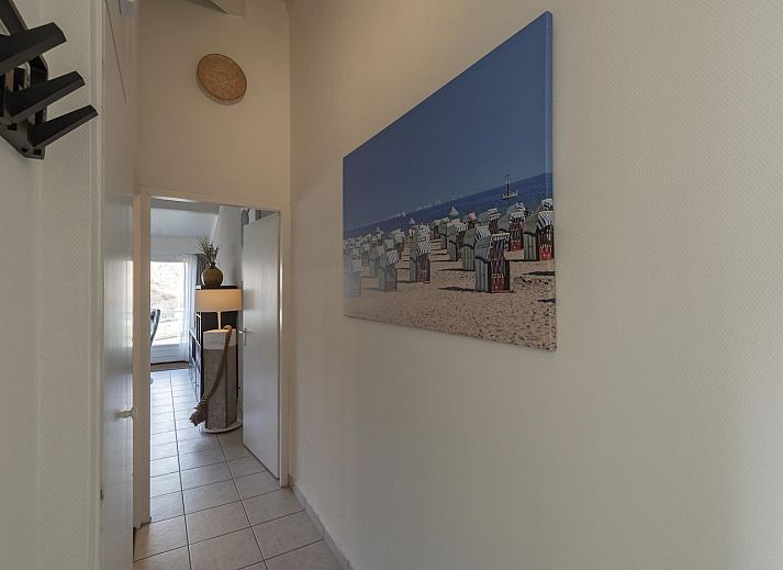 Modern eingerichtete Essecke im Beach Apartment 36 Callantsoog, Nordholland.