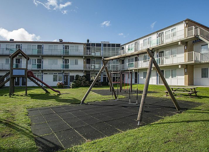 Modern eingerichtete Essecke im Beach Apartment 36 Callantsoog, Nordholland.