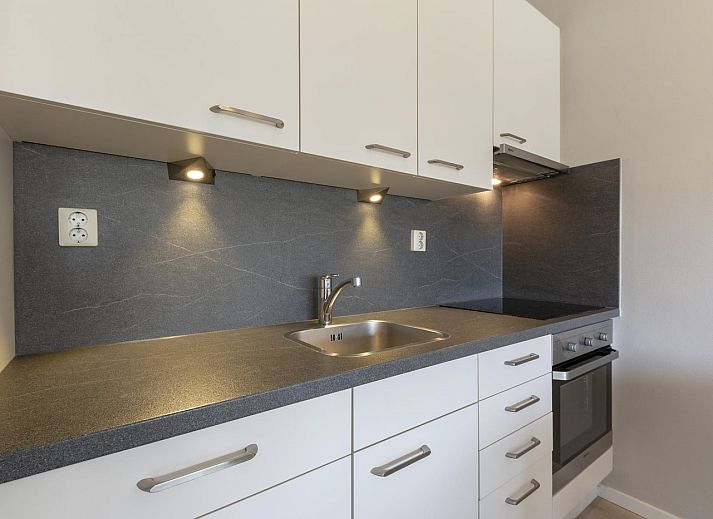 Modernes Wohnzimmer des Beach Apartment 35 Callantsoog mit gemuetlicher Sitzecke.