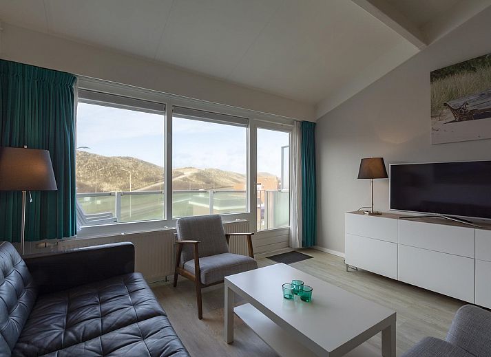 Modernes Wohnzimmer des Beach Apartment 35 Callantsoog mit gemuetlicher Sitzecke.