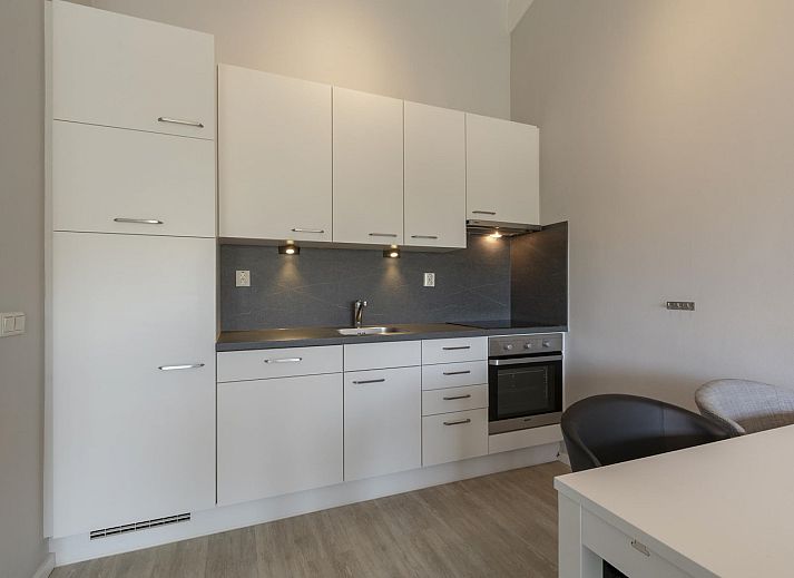 Modernes Wohnzimmer des Beach Apartment 35 Callantsoog mit gemuetlicher Sitzecke.