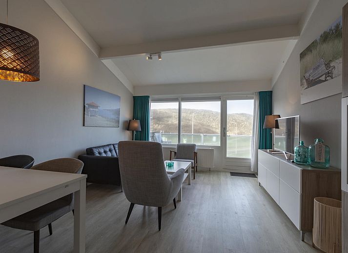 Modernes Wohnzimmer des Beach Apartment 35 Callantsoog mit gemuetlicher Sitzecke.