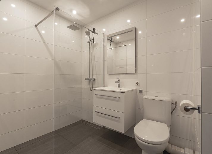 Stilvoller Innenraum des Beach Apartment 35 Callantsoog mit Essbereich und Kueche.