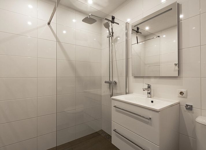 Stilvoller Innenraum des Beach Apartment 35 Callantsoog mit Essbereich und Kueche.