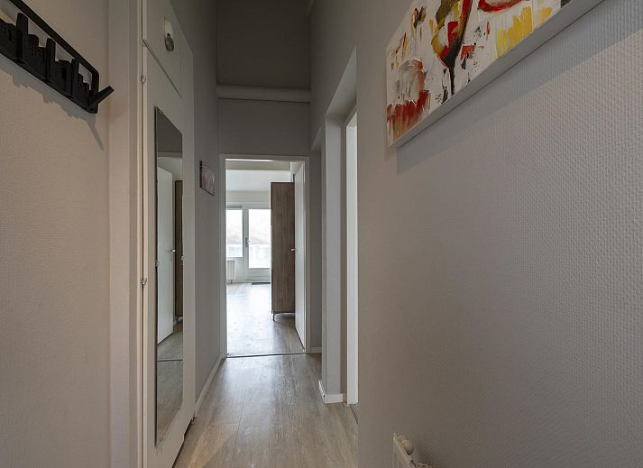 Stilvoller Innenraum des Beach Apartment 35 Callantsoog mit Essbereich und Kueche.