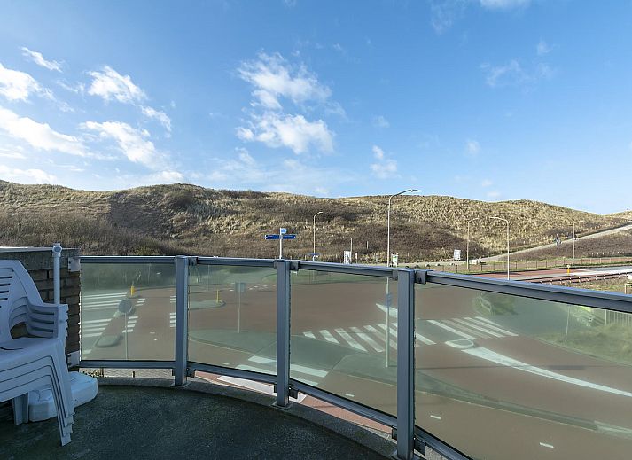 Blick vom Wohnzimmer des Beach Apartments 35 Callantsoog auf die Duenen.