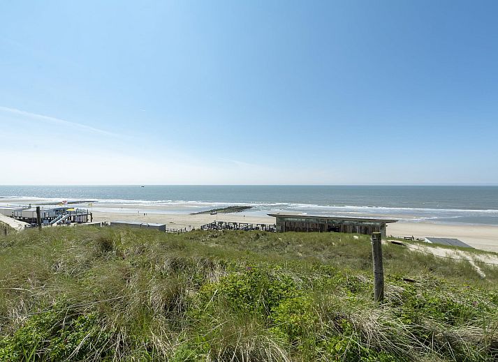 Blick vom Wohnzimmer des Beach Apartments 35 Callantsoog auf die Duenen.