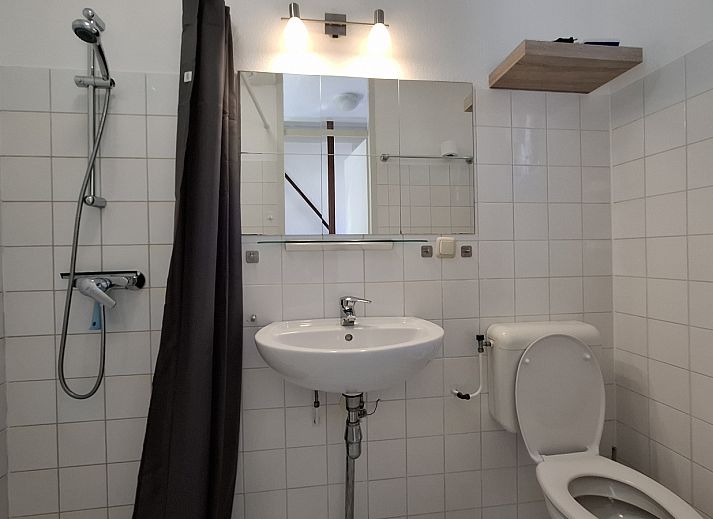 Gemuetliches Wohnzimmer im NH549, Callantsoog, Nordseekueste, mit bequemen Sitzgelegenheiten und maritimen Themen.